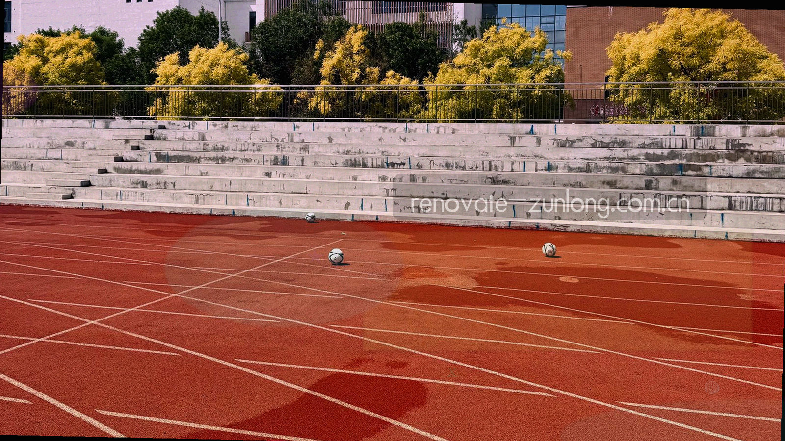 四段纵向时间轴依次落在 2018、2021、2024 与 2026 四个节点，分别连接会员中心、苹果回访专区与简体版2026 标识